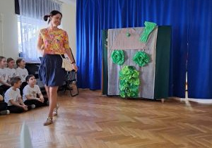 Pani Kamila tańczy na scenie w roli Wesołej Ludwiczki