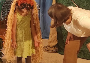Dziewczynka na scenie w przebraniu teatralnym