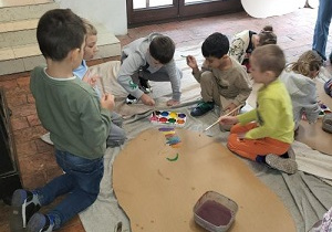 Chłopcy w grupie rozpoczynają malowanie farbami.