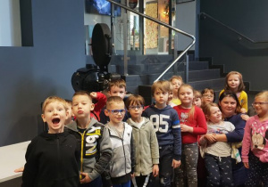 Dzieci stojące przy dużej kamerze