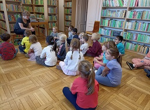 Starszaki w bibliotece