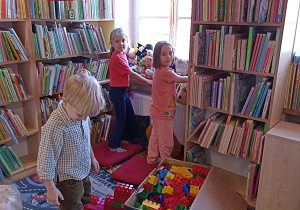 Dzieci bawią się w bibliotece