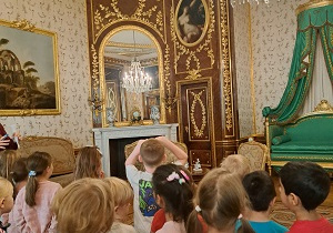 Dzieci zwiedzają komnaty Zamku Królewskiego