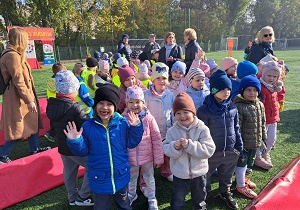Przedszkolaki ustawione razem pozują do wspólnego zdjęcia