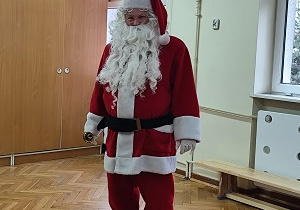 Mikołaj wita się z dziećmi.