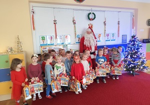 Dzieci i Mikołaj pozują do wspólnego zdjęcia