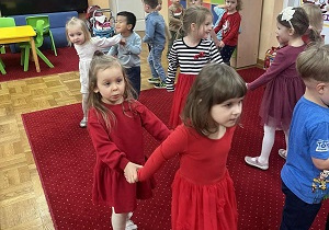 Dzieci tańczą w czasie zabawy choinkowej.