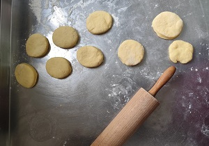 Na zdjęciu pączki przygotowane do smażenia.