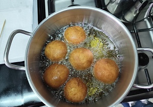 Pączki smażą się w garnku