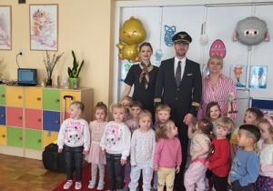 Dzieci stoją obok Gości i pozują do pamiątkowego zdjęcia