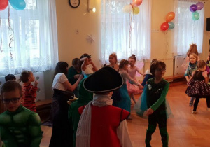 Dzieci tańczące na balu